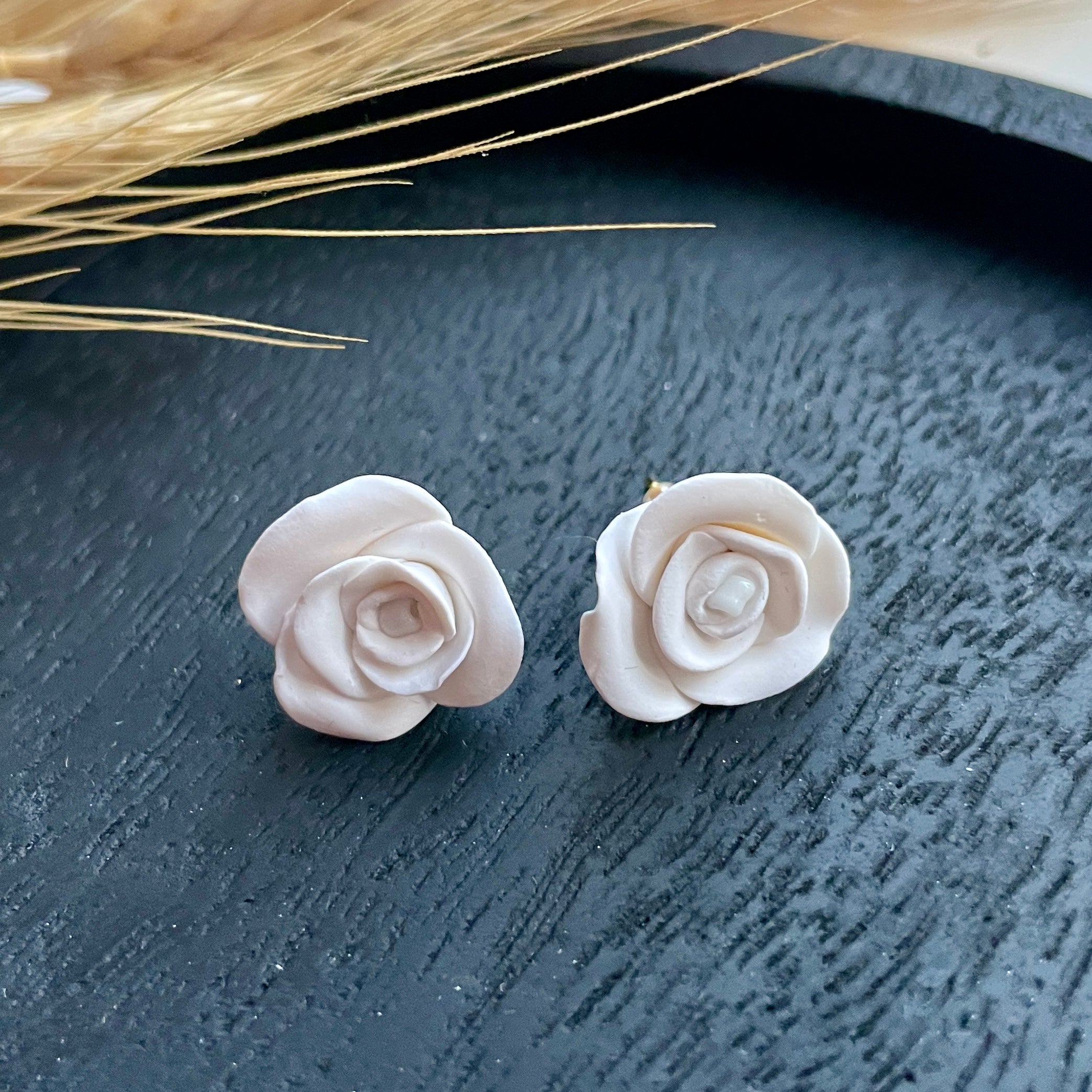poszadesign_modern_elegant_bridal_bride_hair_accessories__hairpins_hair_comb_vintage_wedding_boho_minimalist_handmade_handcrafted_natural_bespoke