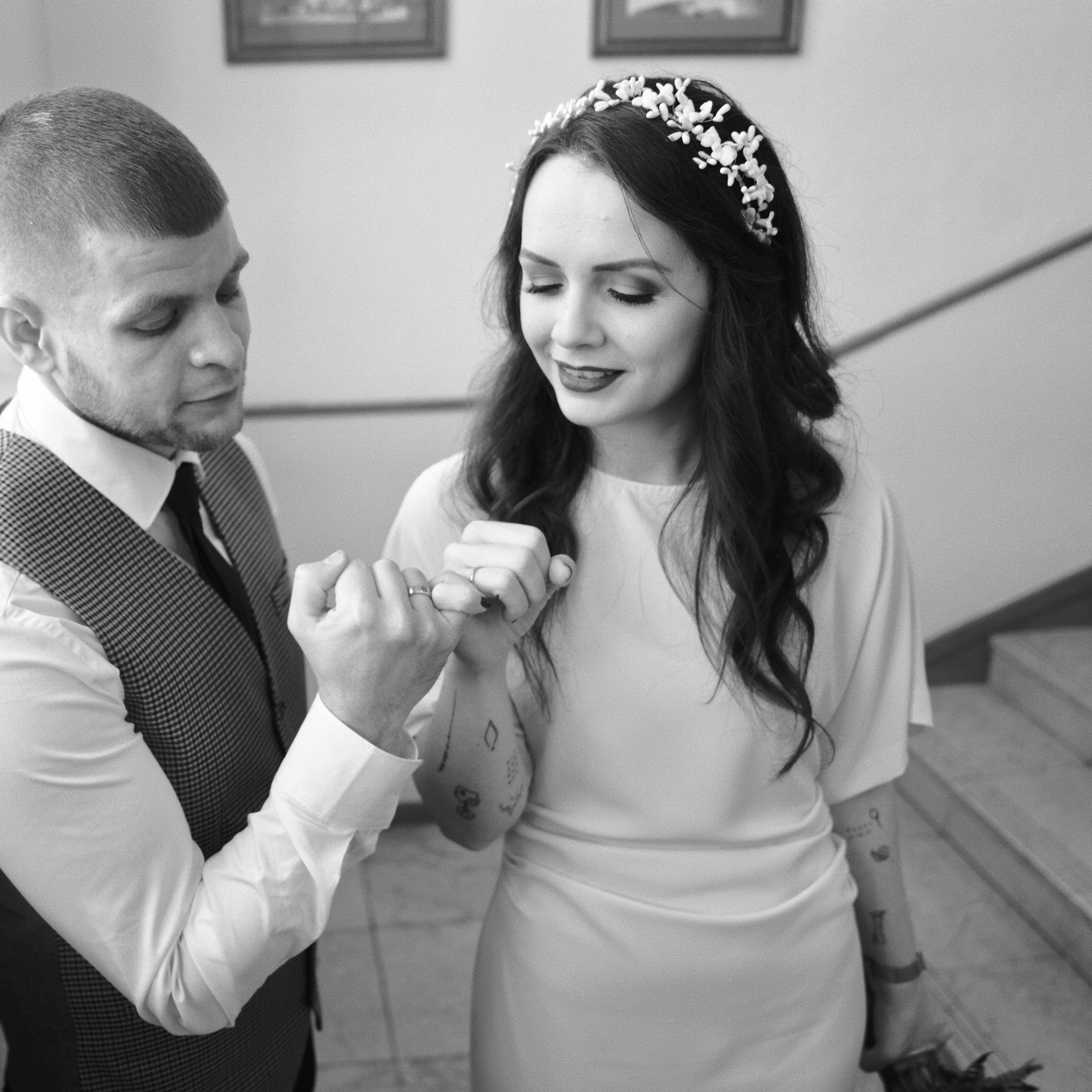 realbride_floral_bridal_wedding_headband_white_modern_minimalist